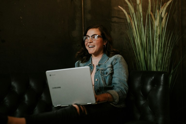 Image of a student applying for the STAP budget online with DigiD on a laptop