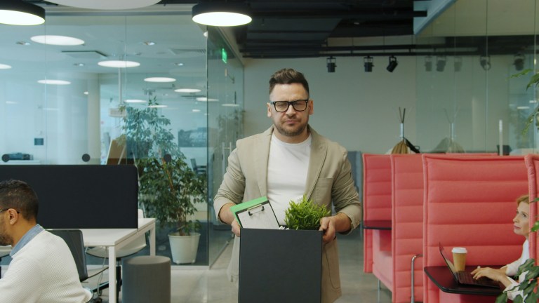 Person holding his belongings as he lost his job in the Netherlands. What to do if you lost your job?