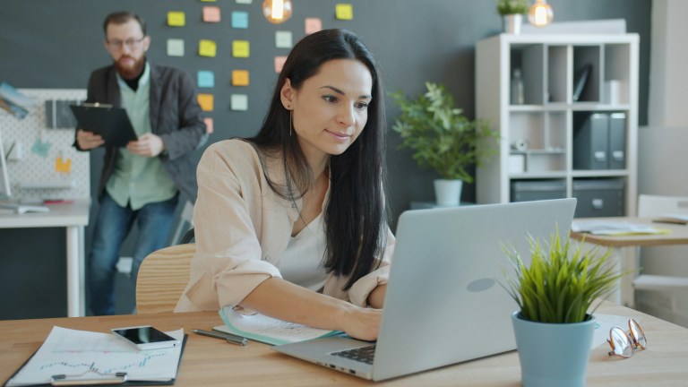 hr outsourcing services in the Netherlands — onboarding session with new employee and HR consultant reviewing contract